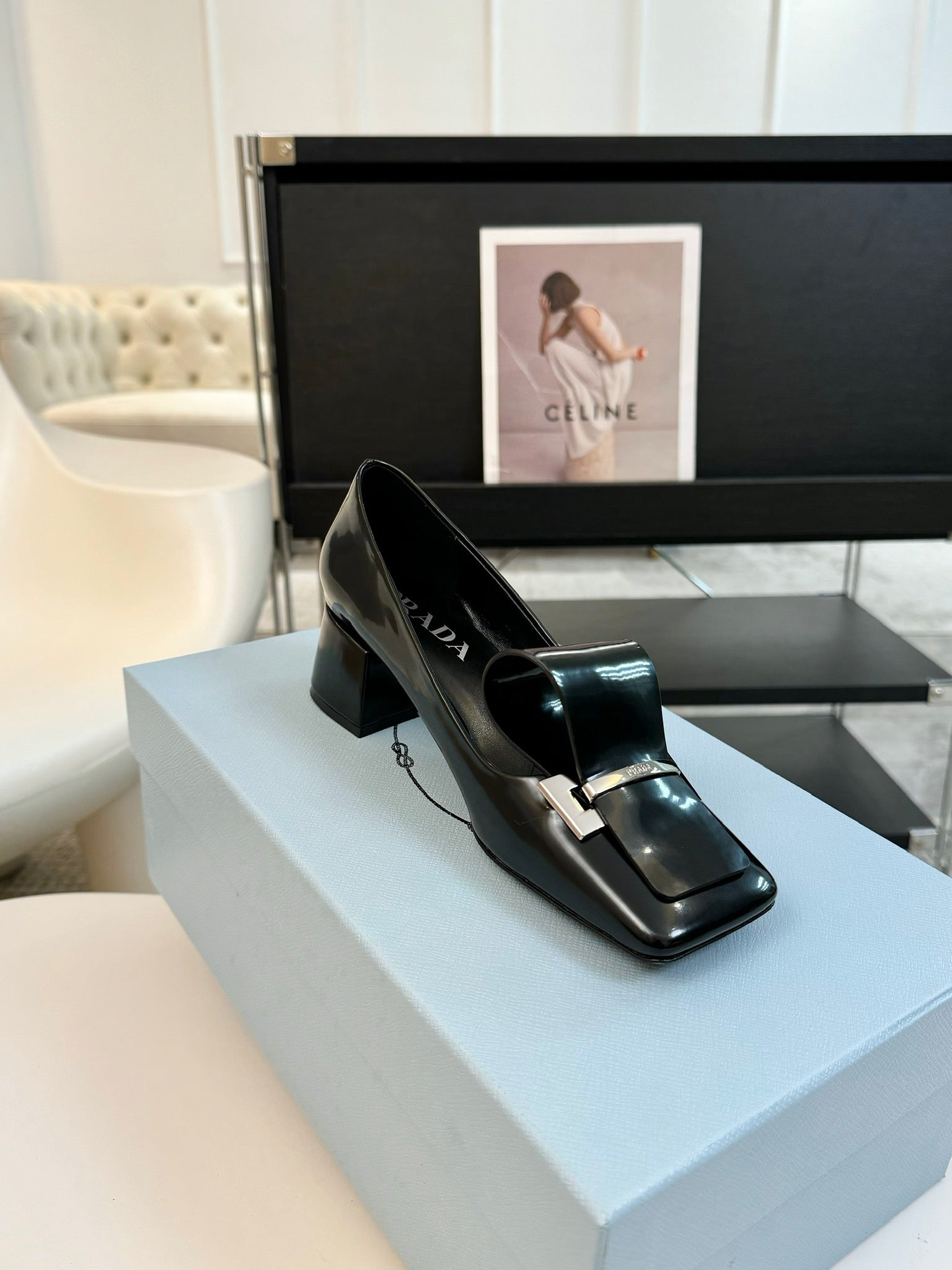 SQUARE TOE PUMPS IN BLACK GLOSSY CALFSKIN ATTACHED BOW