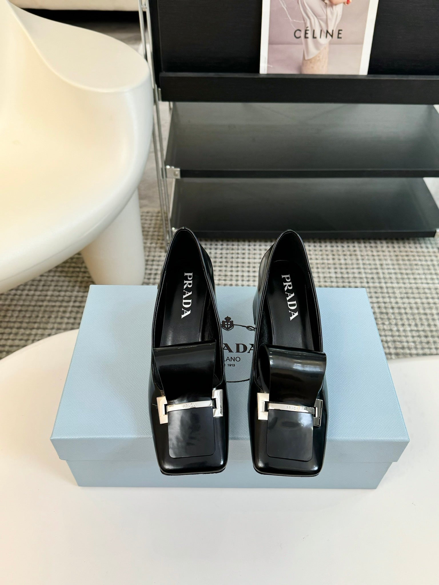 SQUARE TOE PUMPS IN BLACK GLOSSY CALFSKIN ATTACHED BOW