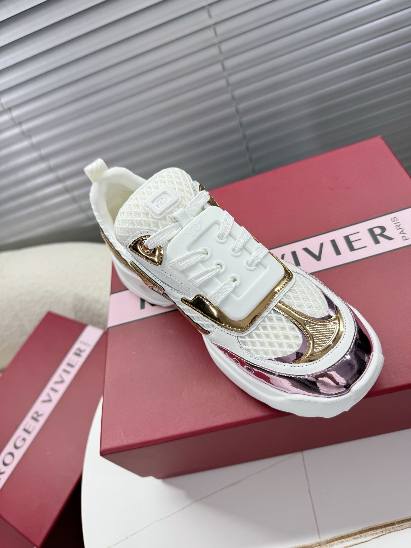 VIV' ON THE RUN SNEAKERS IN GOLD PINK PATENT CALFSKIN AND WHITE FABRIC