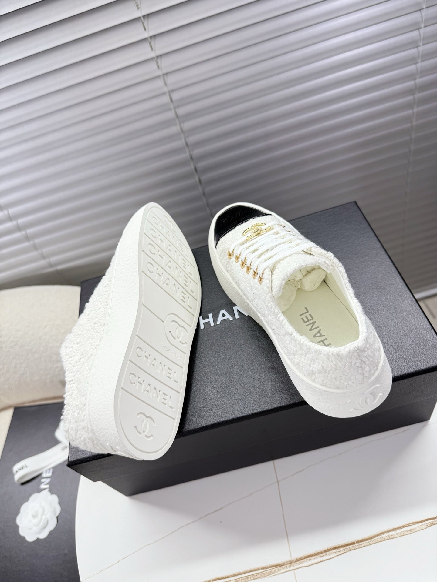 CHANEL 25S TRAINERS WHITE 35MM IN GLITTERED TWEED AND PATENT CALFSKIN