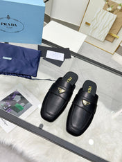 TRIANGLE LOGO MULES IN BLACK CALFSKIN