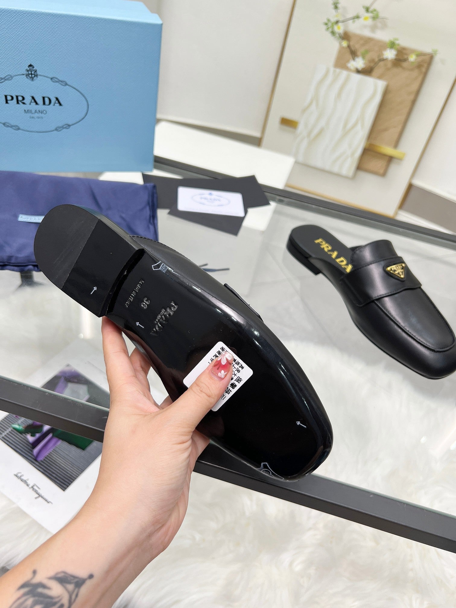 TRIANGLE LOGO MULES IN BLACK CALFSKIN