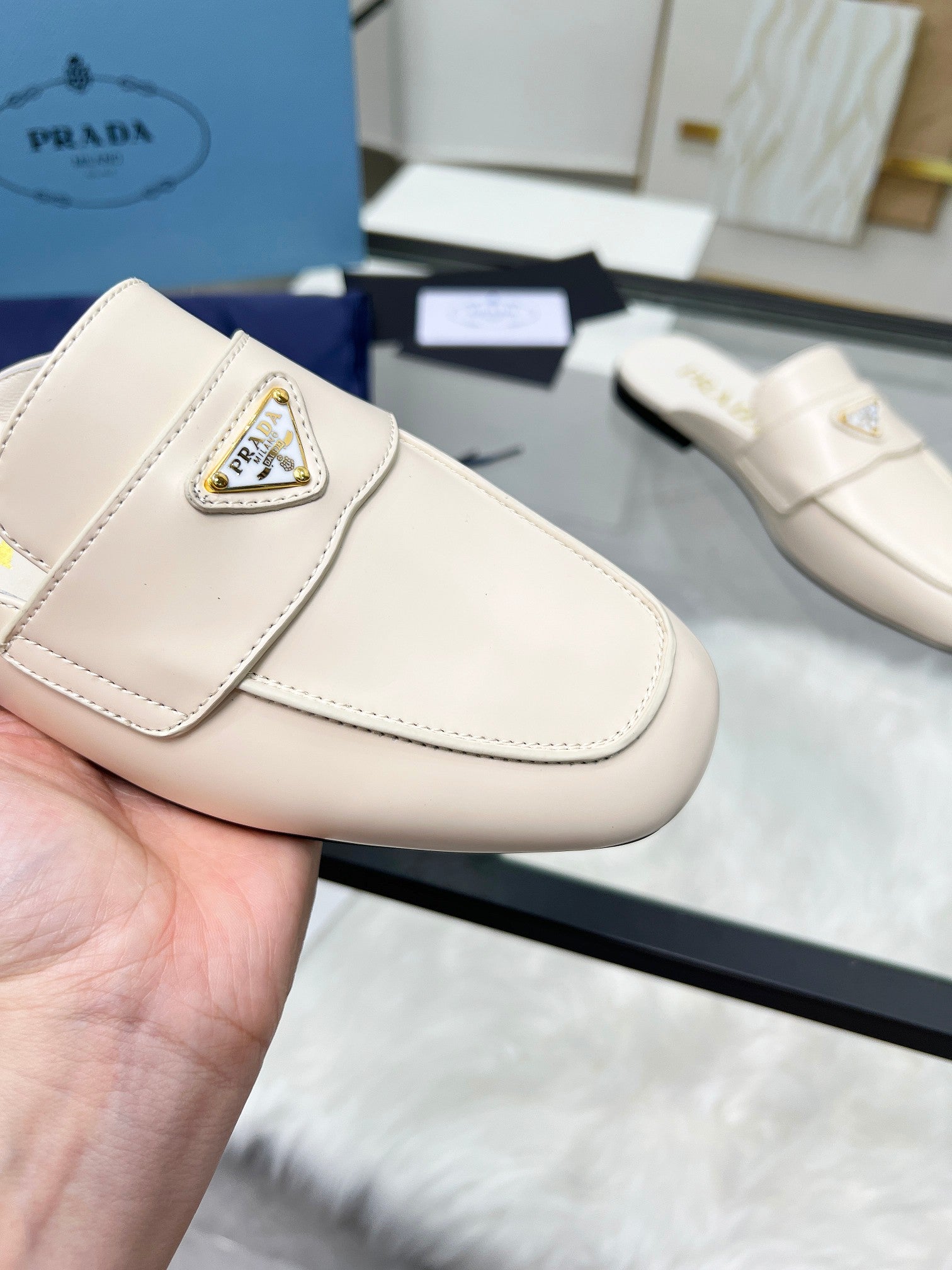 TRIANGLE LOGO MULES IN WHITE CALFSKIN