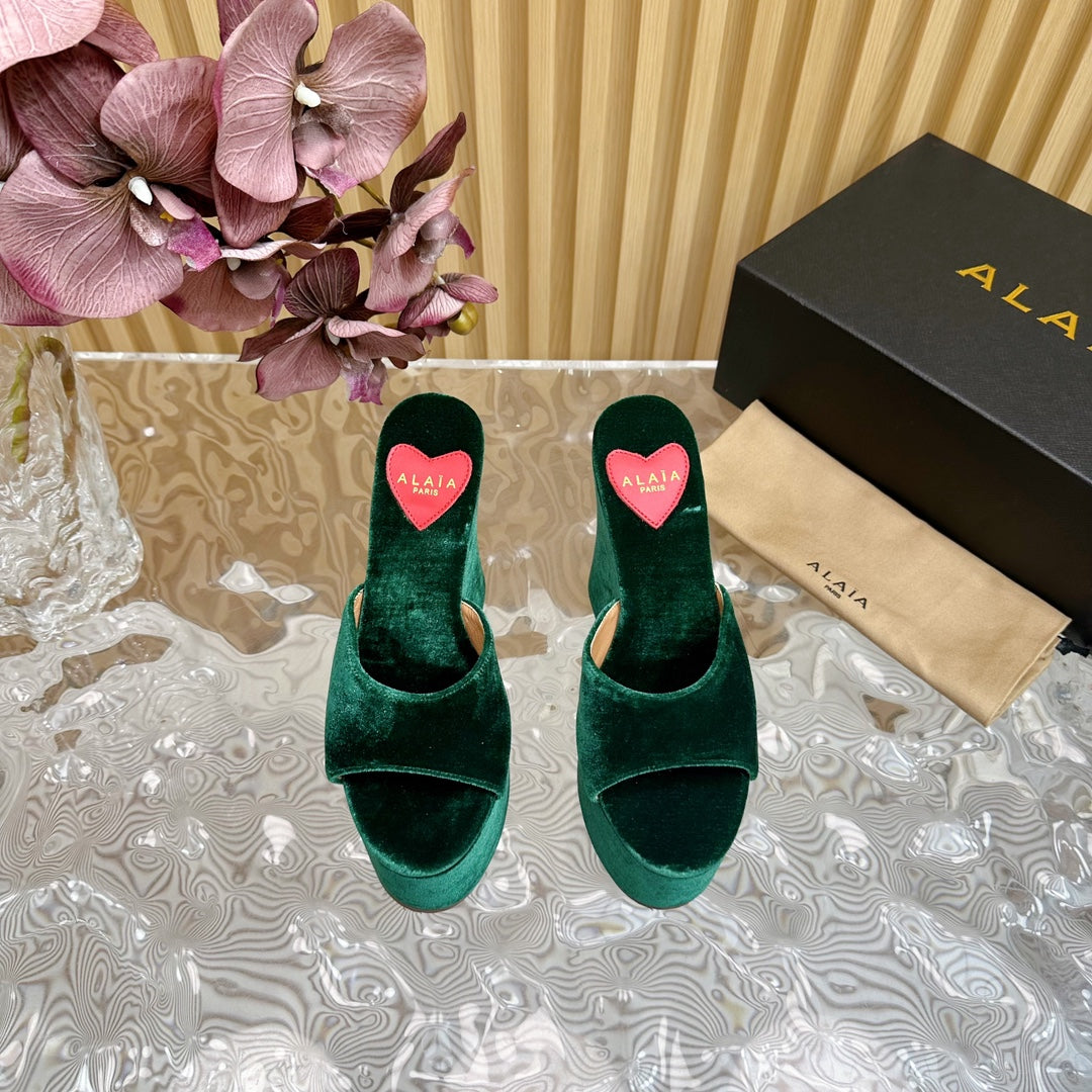ALAIA PLATFORM WEDGE IN GREEN FOREST VELVET WITH HEART EMBROIDERED