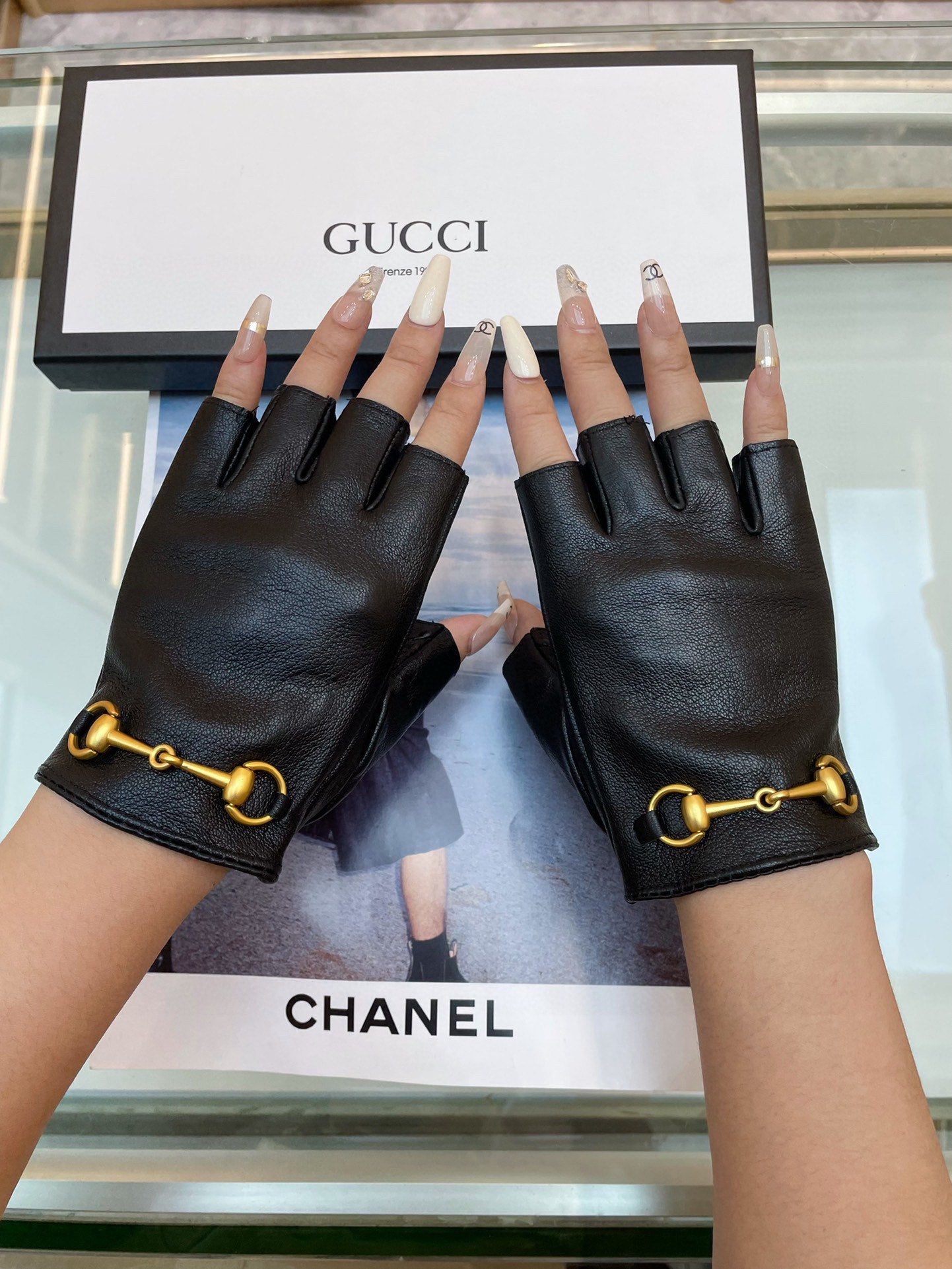 FINGERLESS GLOVES IN BLACK LAMBSKIN WITH GOLD HORSEBIT 432606