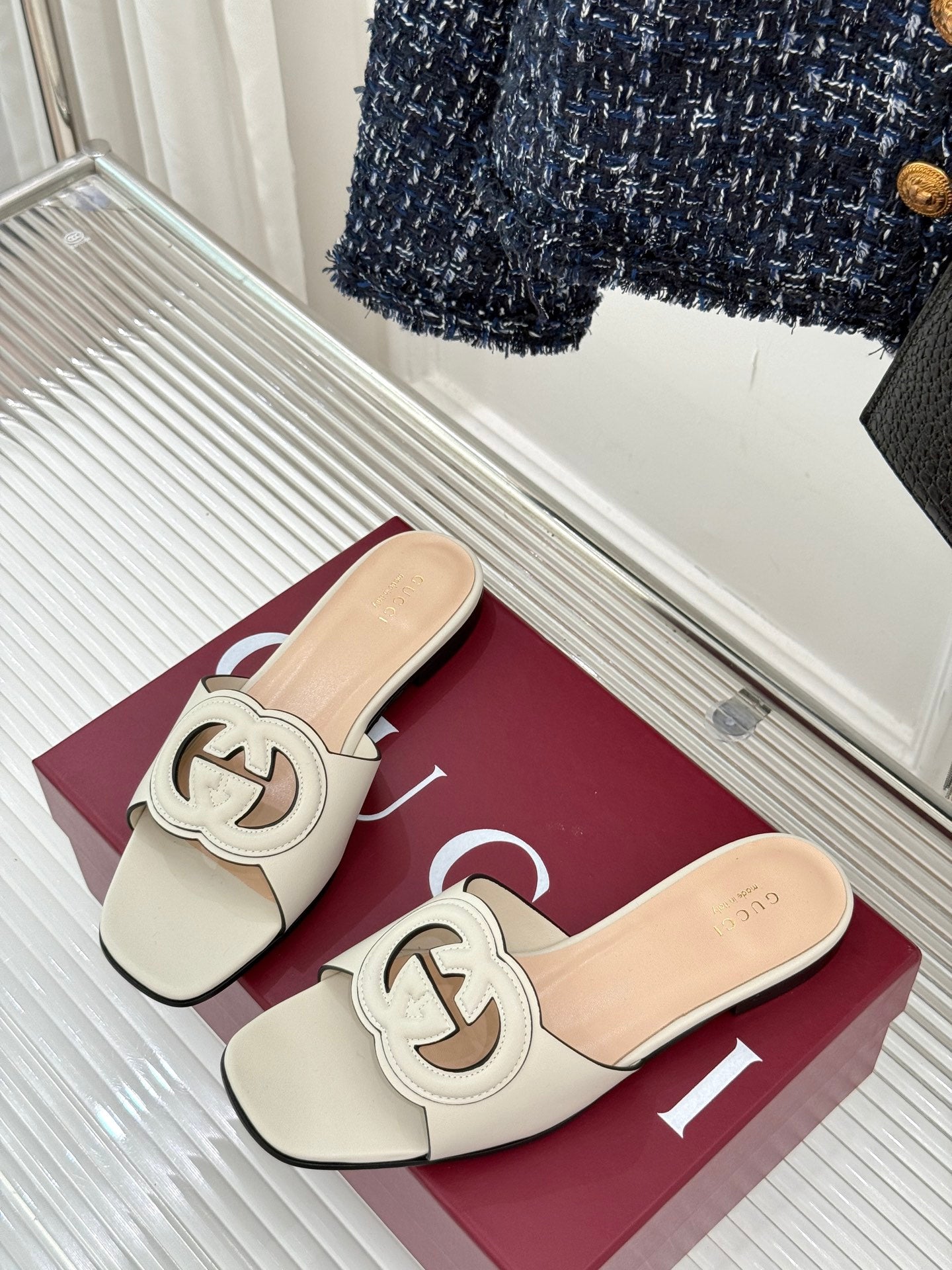 SLIDE SANDALS IN CREAM WHITE CALFSKIN