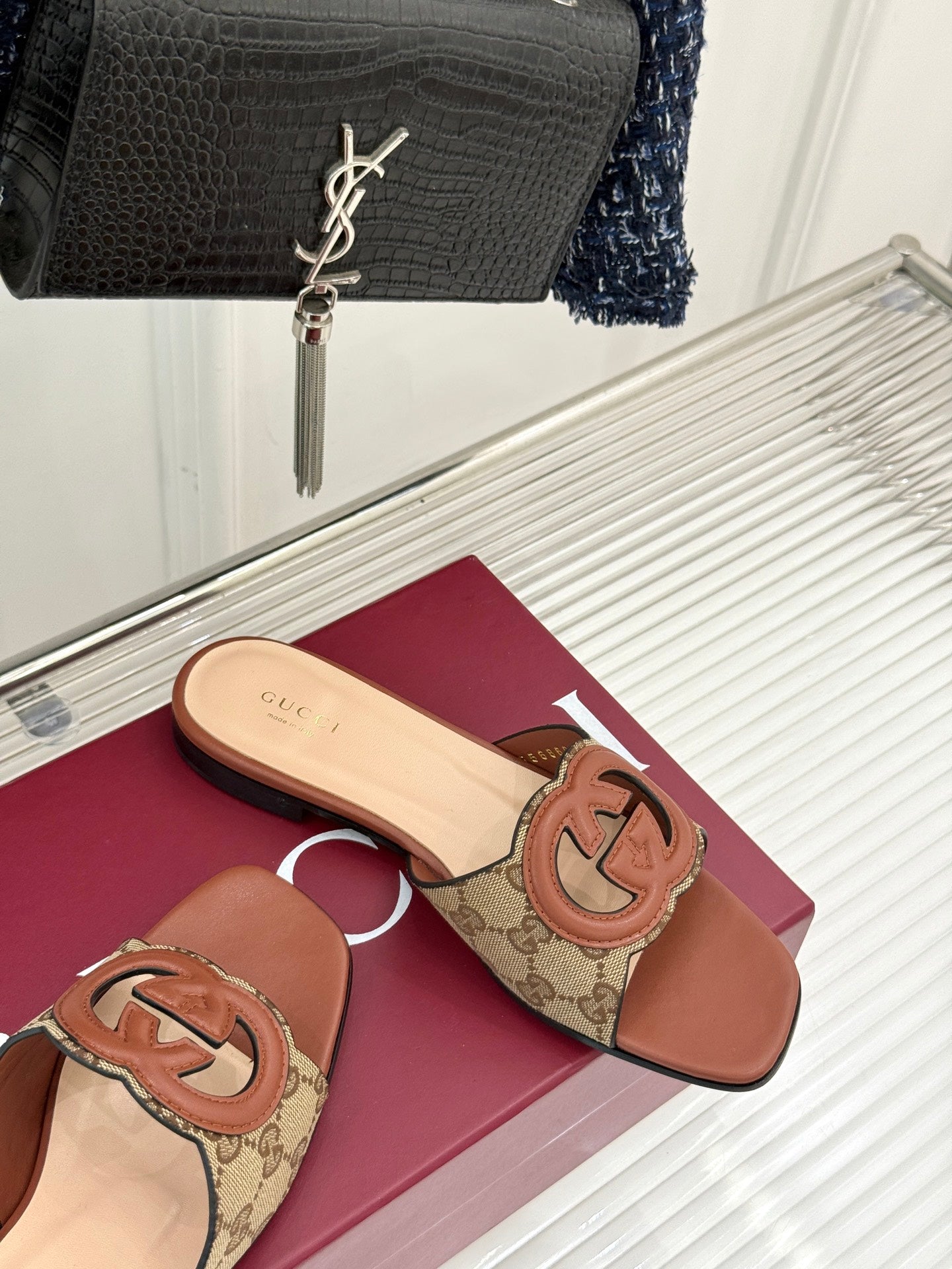 SLIDE SANDALS IN BURNT BROWN AND LIGHT BEIGE CALFSKIN