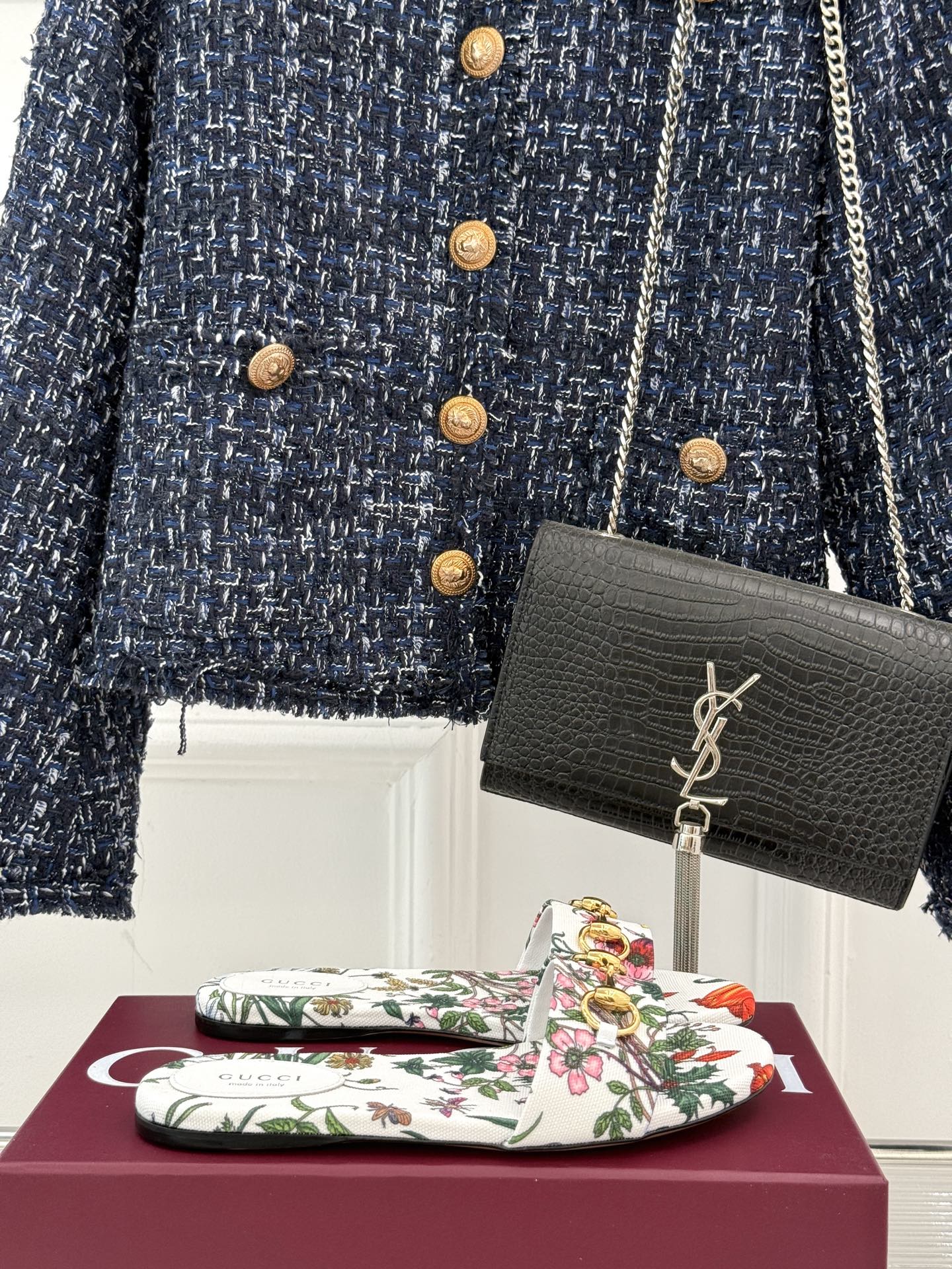 SLIDE SANDALS IN WHITE FABRIC FLORAL AND LEAF PRINT