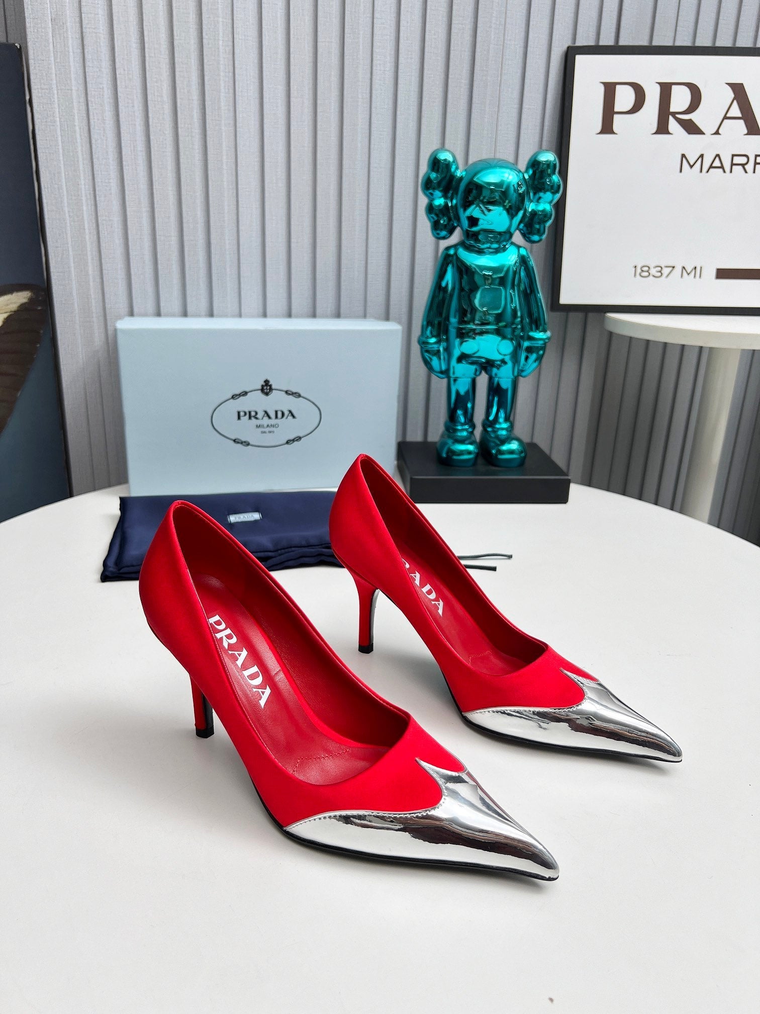 HIGH POINTED-TOE PUMPS IN RED MIX SILVER SATIN