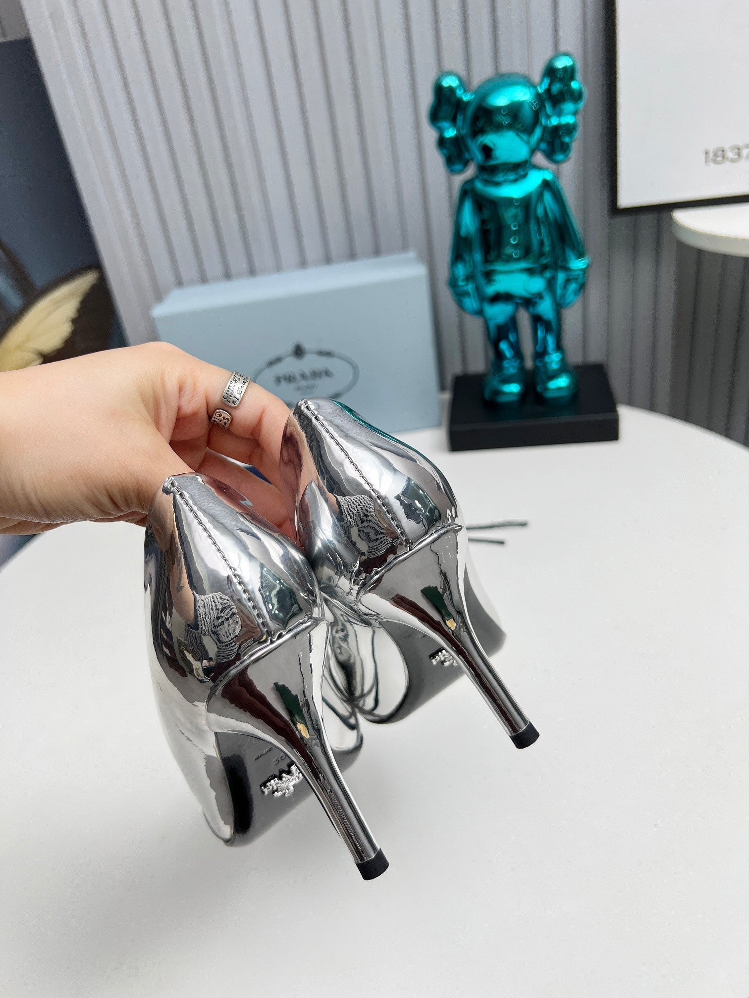 HIGH POINTED-TOE PUMPS IN SILVER GLOSSY CALFSKIN