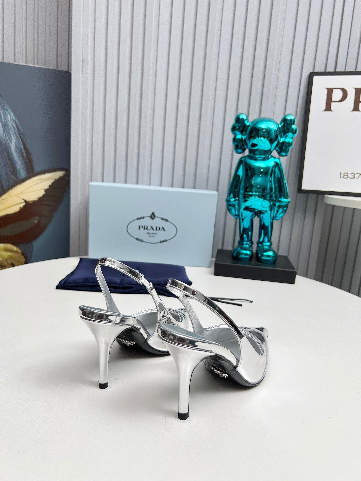 HIGH SLING BACK PUMPS IN SILVER GLOSSY CALFSKIN