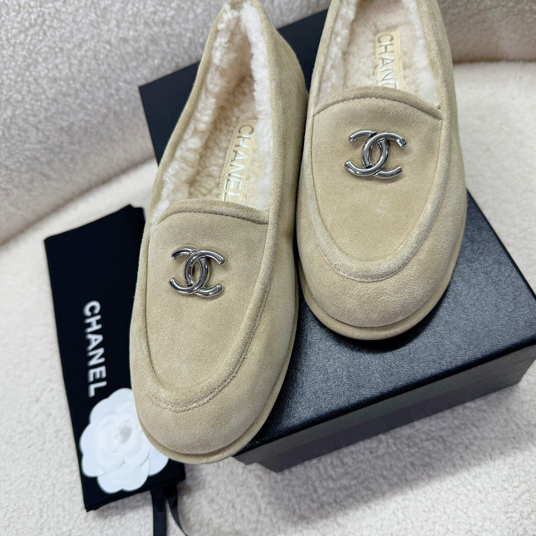 LOAFER IN ECRU TAN SUEDE AND WOOL LINING