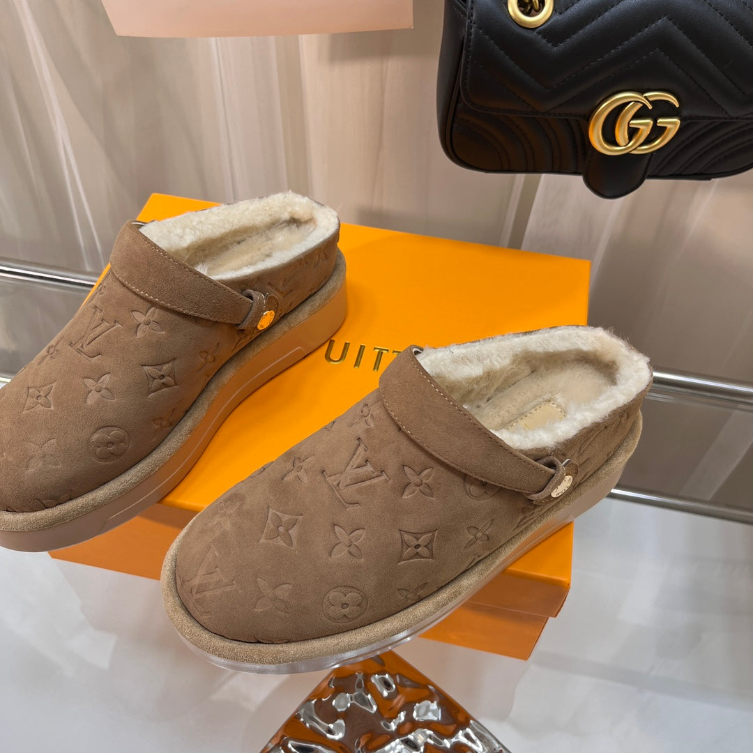 LV WOMEN'S COSY FLAT COMFORT CLOGS IN ASH BROWN MONOGRAM SUEDE