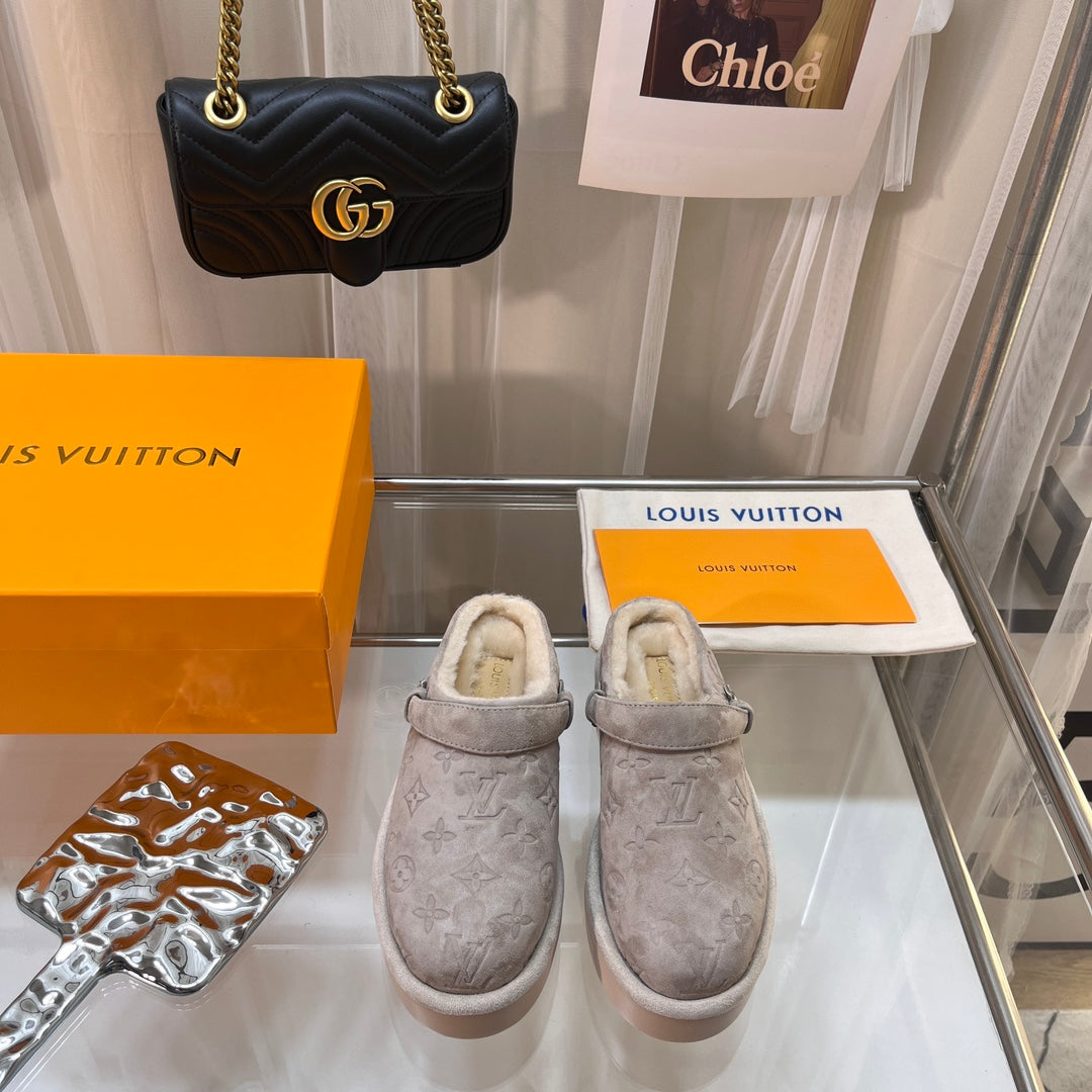 LV WOMEN'S COSY FLAT COMFORT CLOGS IN BEIGE MONOGRAM SUEDE