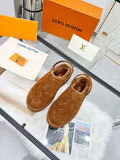 LV WOMEN'S COSY FLAT COMFORT CLOGS IN RUSSET BROWN MONOGRAM SUEDE