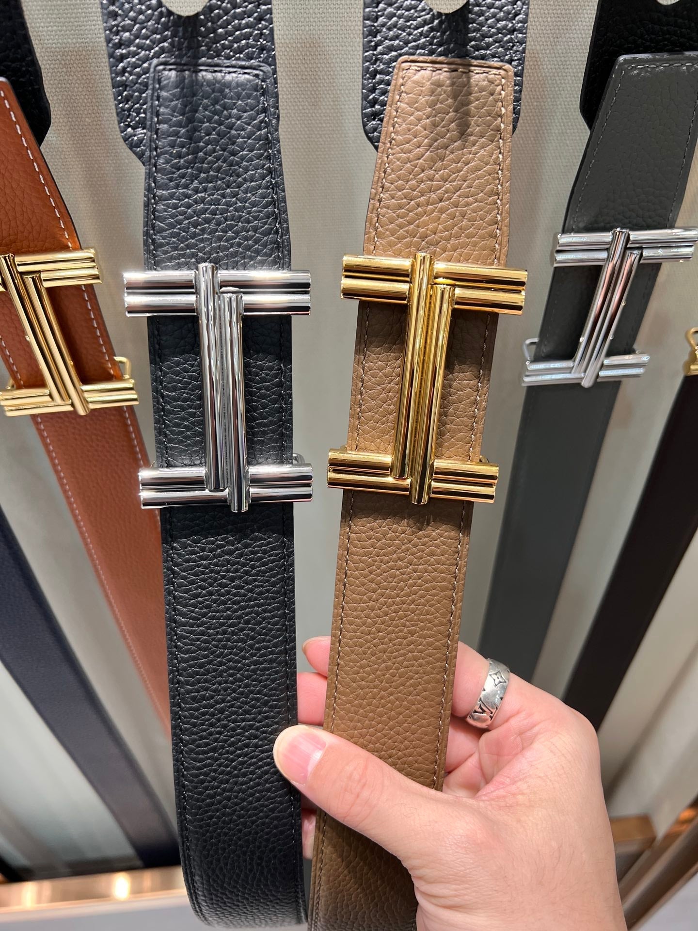 HM TRAVERSE BELT BUCKLE & REVERSIBLE COFFEE BROWN AND BLACK LEATHER STRAP 38 MM GOLD HARDWARE