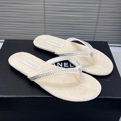 CRYSTAL THONG SANDAL IN WHITE CREAM SUEDE