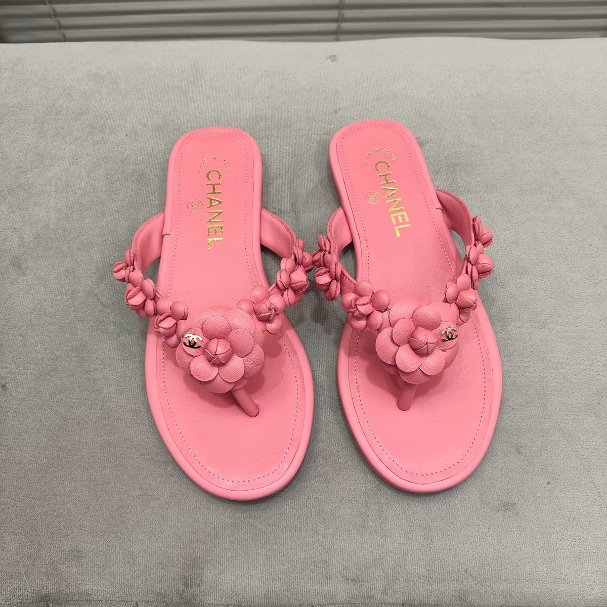 THONG SLIPPERS CAMELLIA IN  PINK CALFSKIN