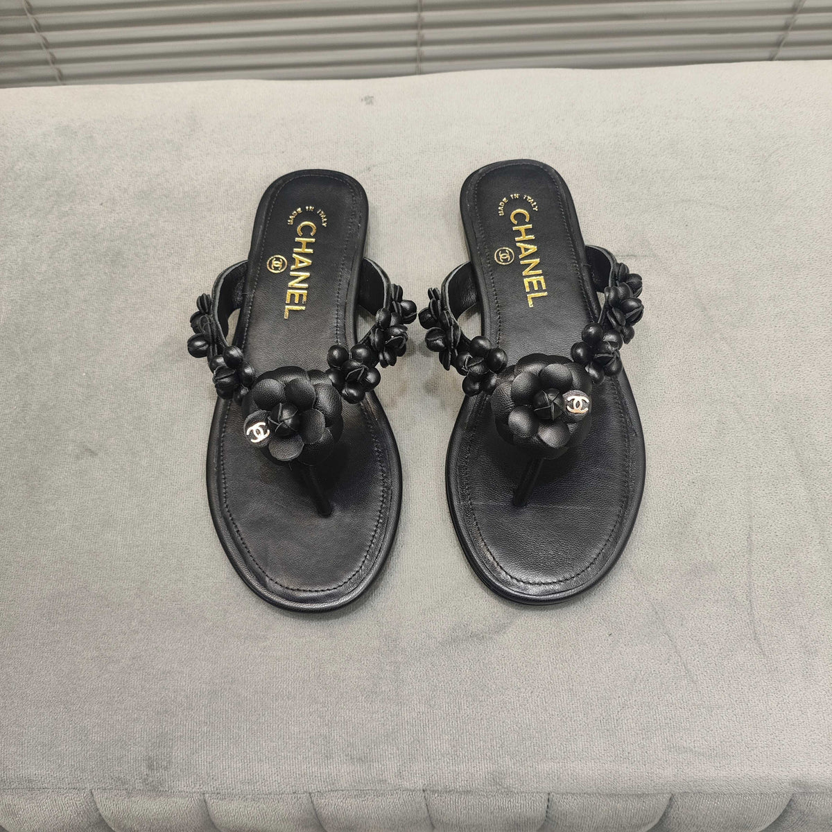 THONG SLIPPERS CAMELLIA IN BLACK SOFT LEATHER