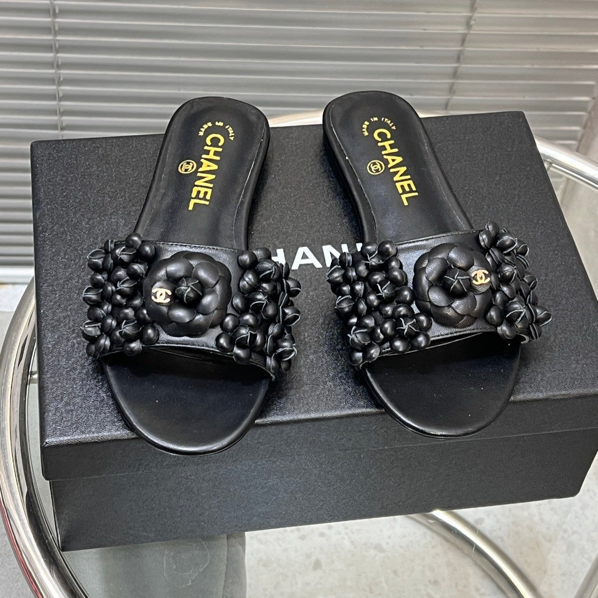 SLIPPERS CAMELLIA IN BLACK CALFSKIN