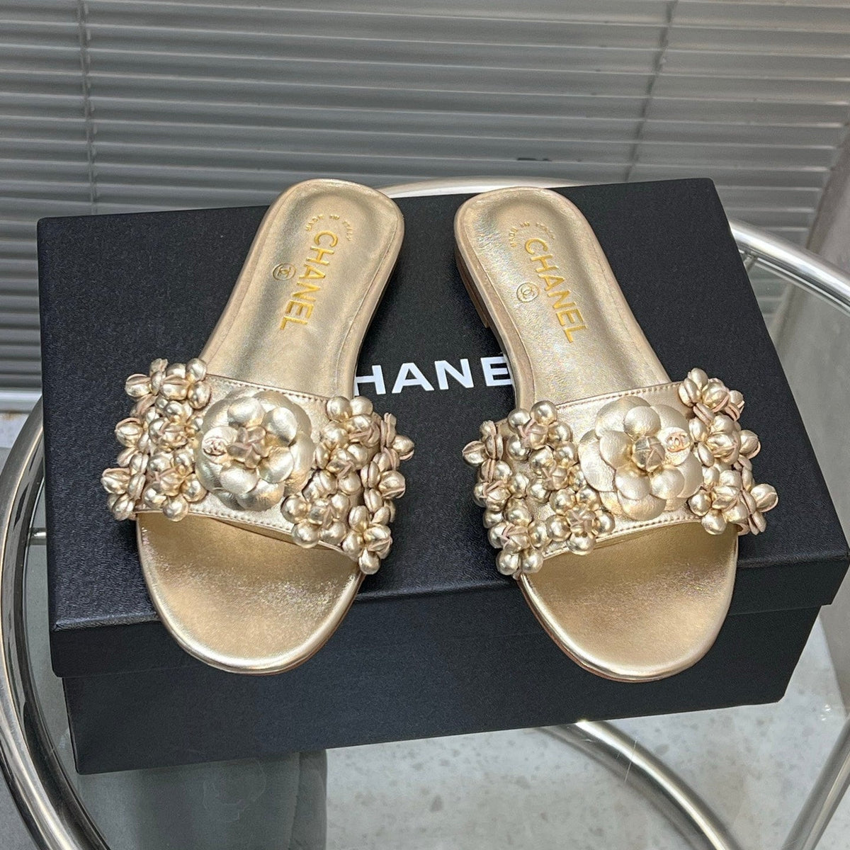 SLIPPERS CAMELLIA IN GOLD PANTENT CALFSKIN