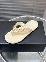 THONG SLIPPERS IN CREAM WHITE SOFT LEATHER WITH LOGO STICKER DETAIL