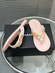 THONG SLIPPERS IN LIGHT PINK SOFT LEATHER WITH LOGO STICKER DETAIL