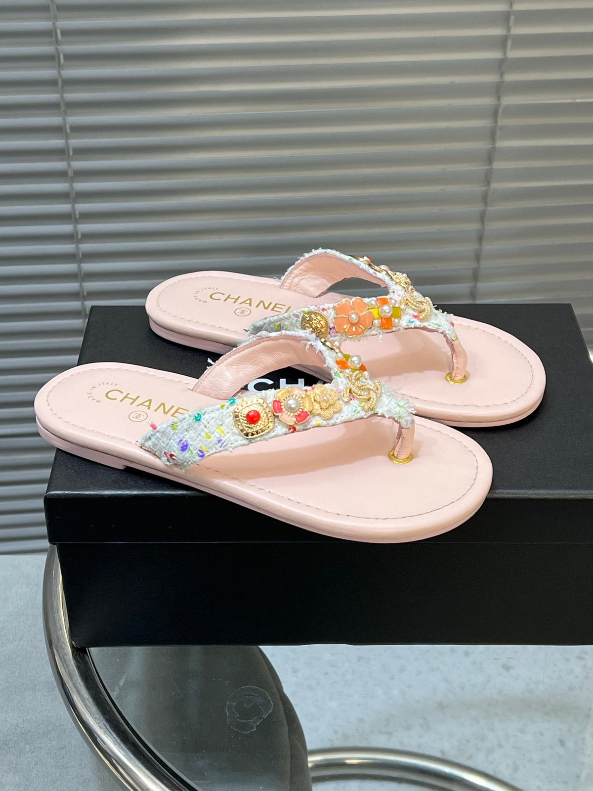 THONG SLIPPERS IN LIGHT PINK SOFT LEATHER WITH LOGO STICKER DETAIL