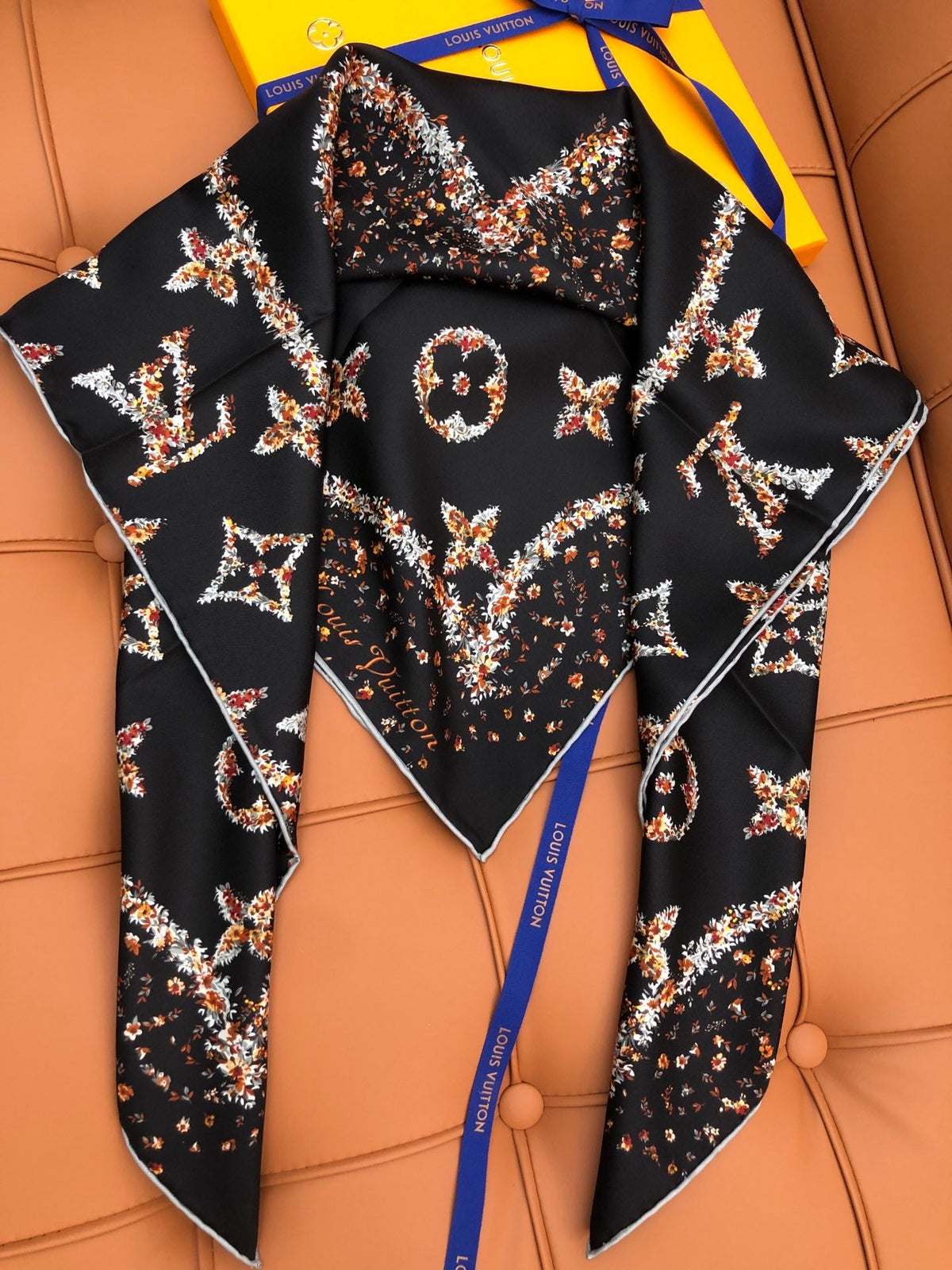 LV SCARF 90 CM IN SILK 704582