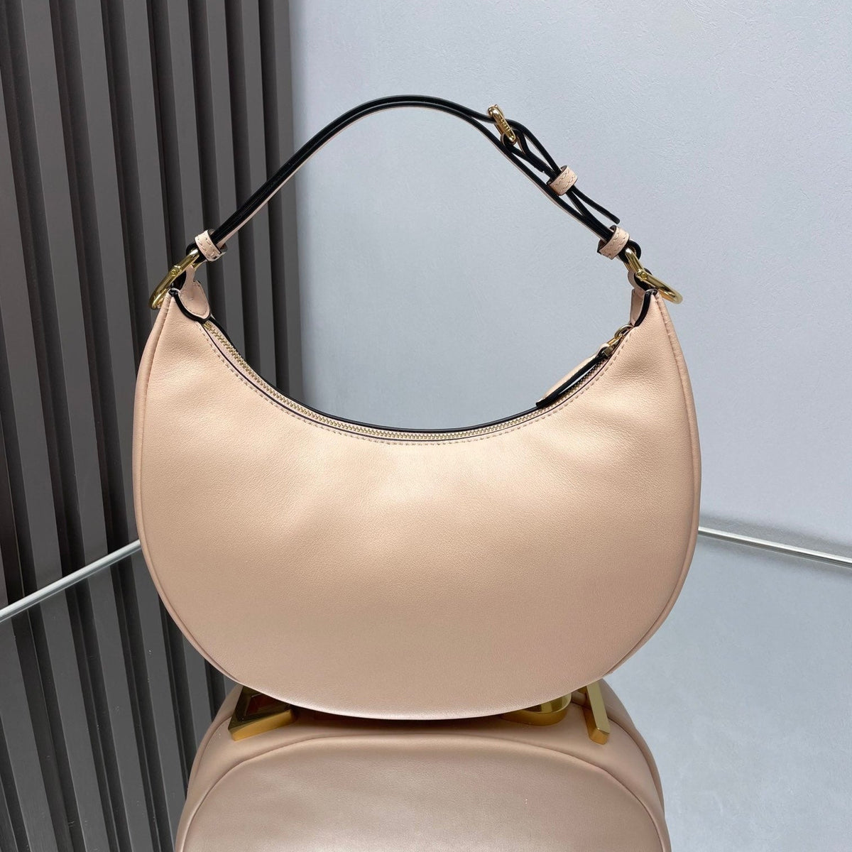 FENDIGRAPHY MEDIUM 29 IN BISQUE SMOOTH LAMBSKIN GOLD HARDWARE