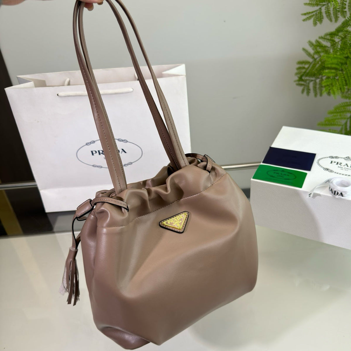 DRAWSTRING BUCKET BAG 25 IN BROWN BEAR SOFT LAMBSKIN