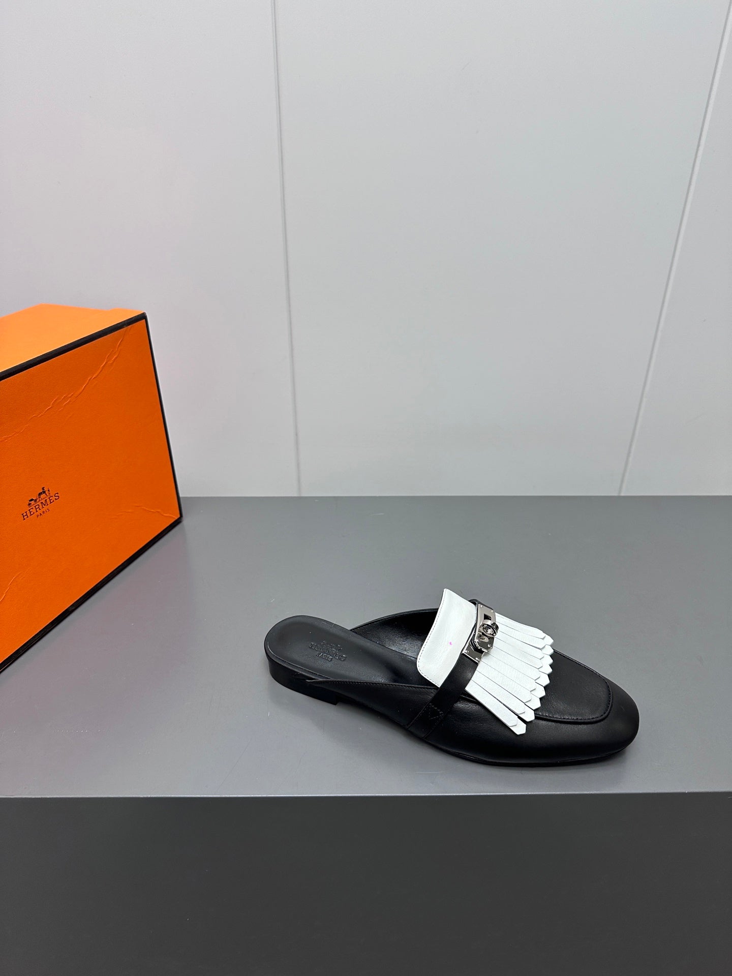 0Z MULE IN BLACK LAMBSKIN WITH WHITE FRINGE DETAIL