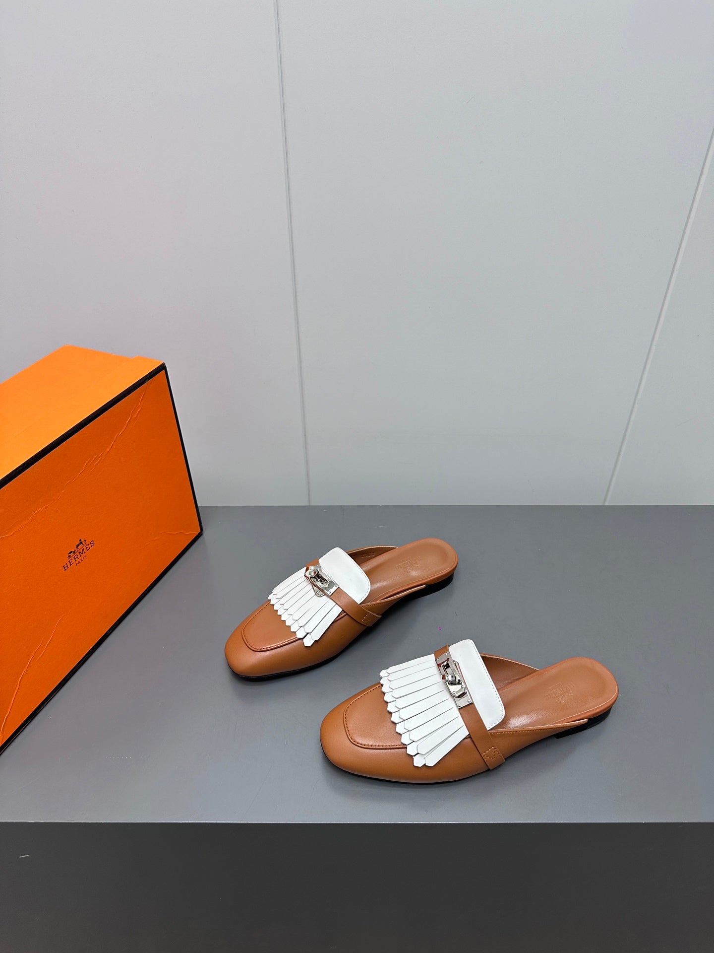 0Z MULE IN BRONZE BROWN LAMBSKIN WITH WHITE FRINGE DETAIL