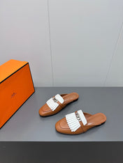 0Z MULE IN BRONZE BROWN LAMBSKIN WITH WHITE FRINGE DETAIL