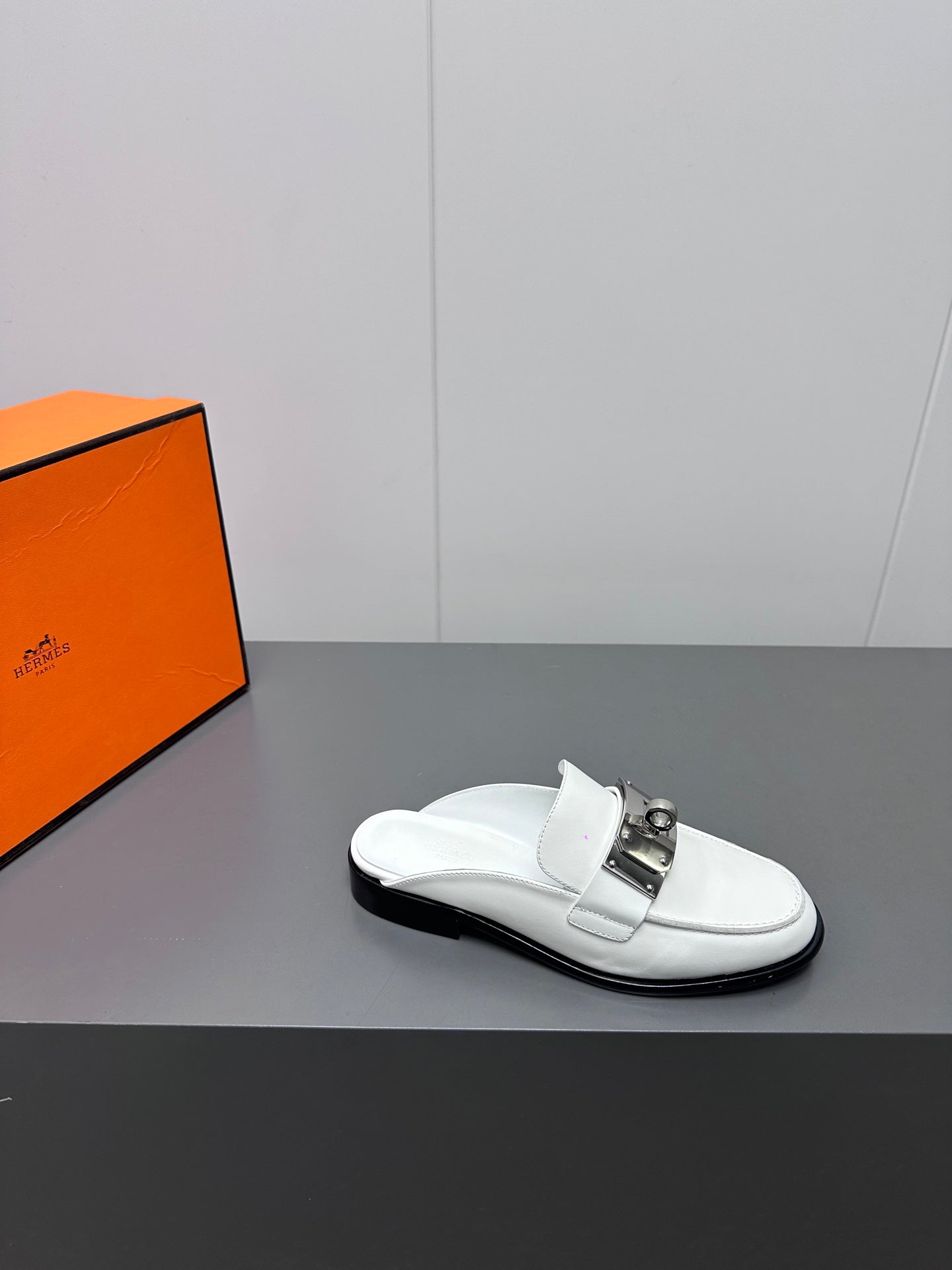 0Z MULE IN WHITE LAMBSKIN