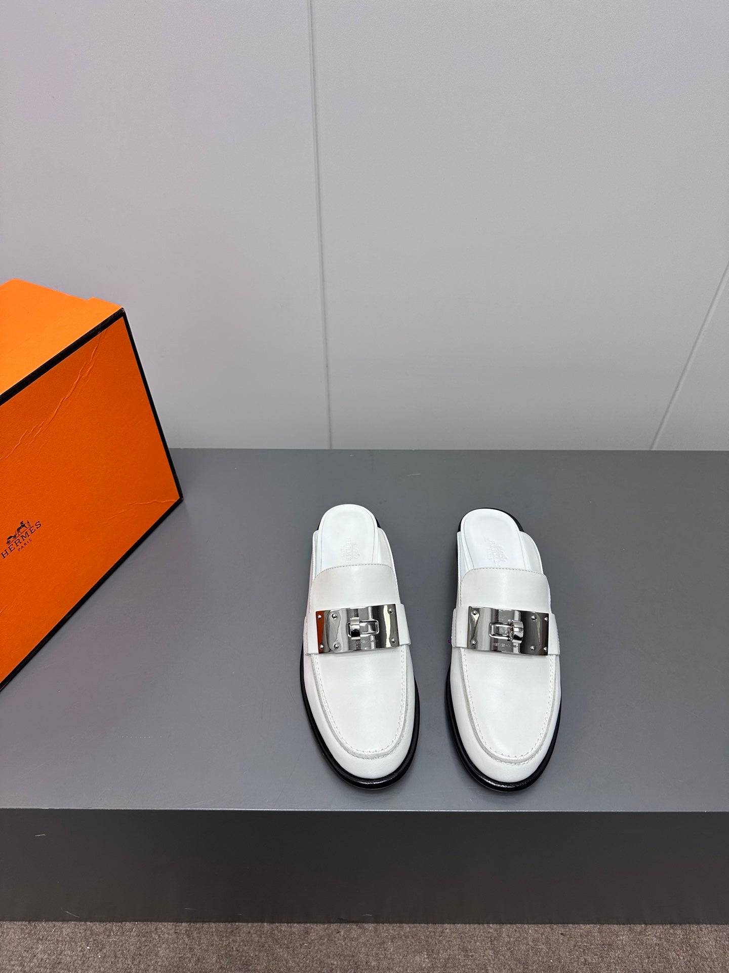 0Z MULE IN WHITE LAMBSKIN