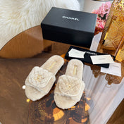 CHANEL 25S FUR SLIPPERS IN LIGHT BEIGE LOGO GOLD HARDWRE