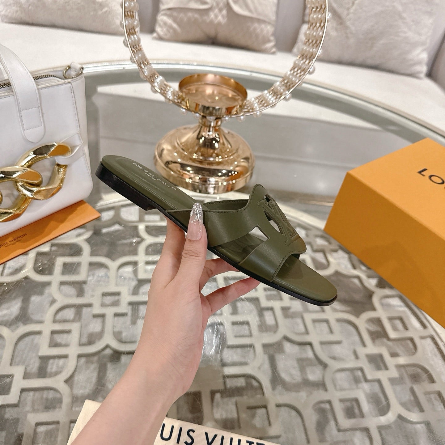 ISOLA FLAT SLIDE IN ARMY GREEN CALFSKIN