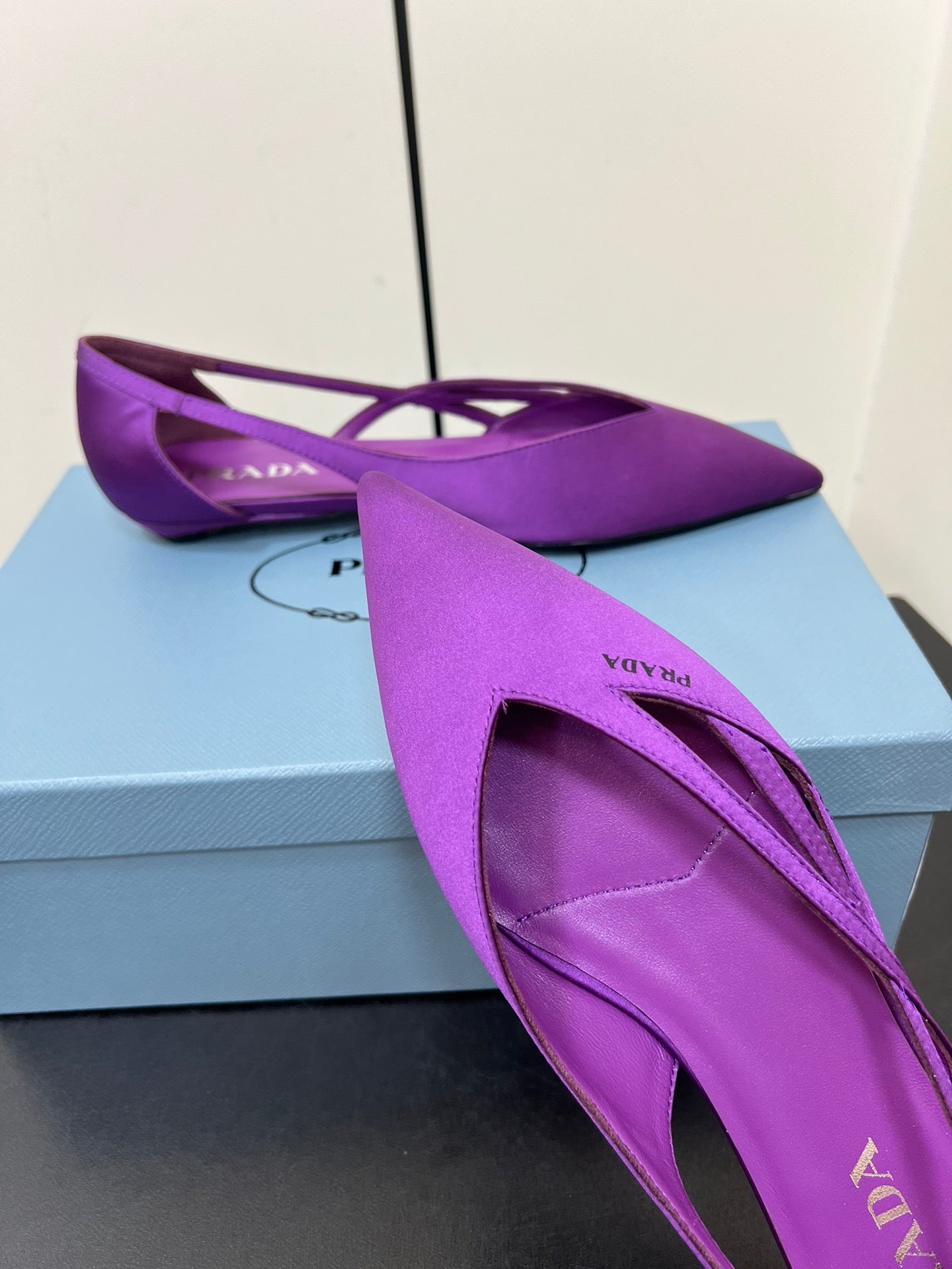 CUT-OUT BALLERINAS IN VIOLET SATIN