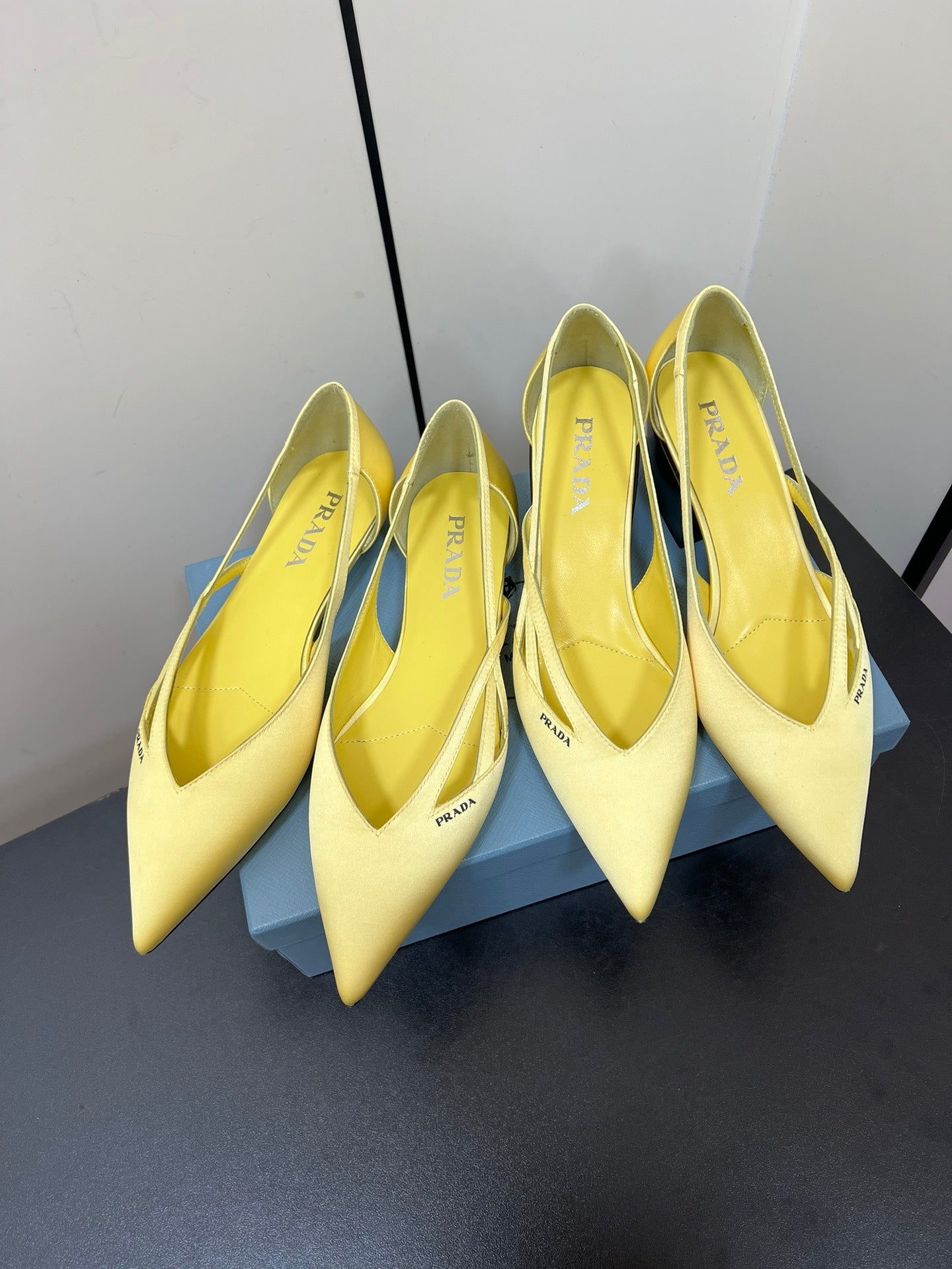 CUT-OUT BALLERINAS IN LIGHT YELLOW SATIN