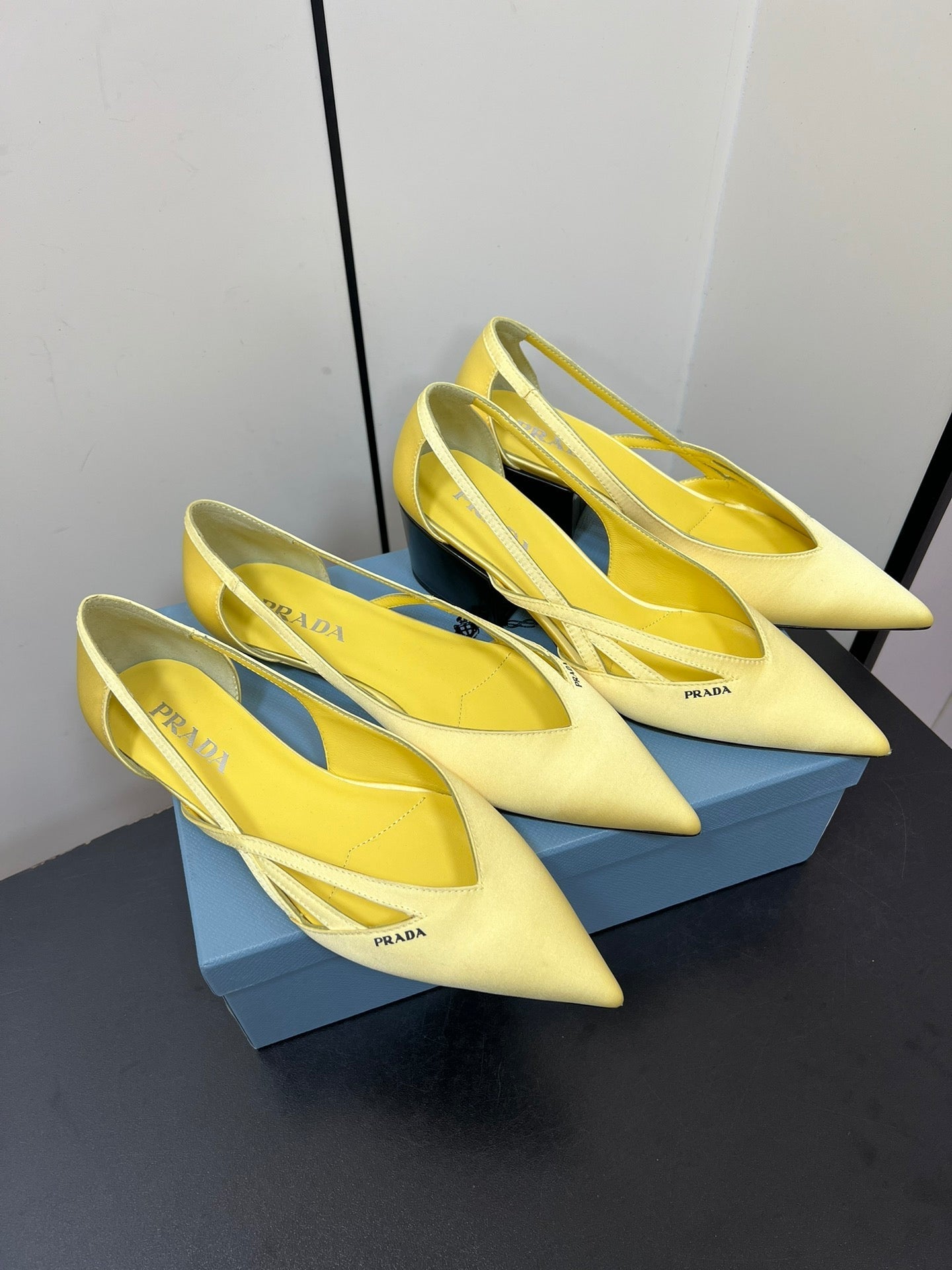CUT-OUT BALLERINAS IN LIGHT YELLOW SATIN