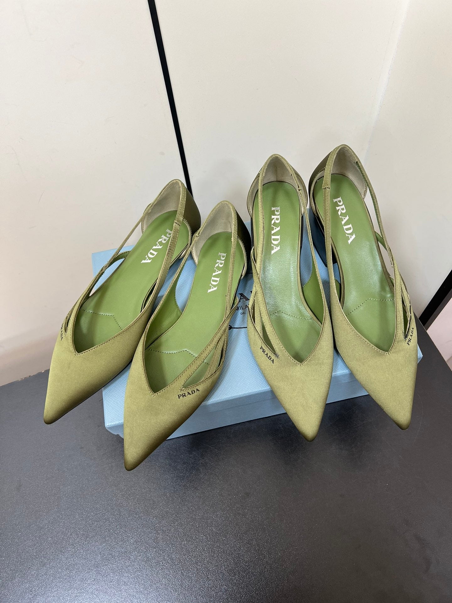CUT-OUT BALLERINAS IN OLIVE GREEN SATIN