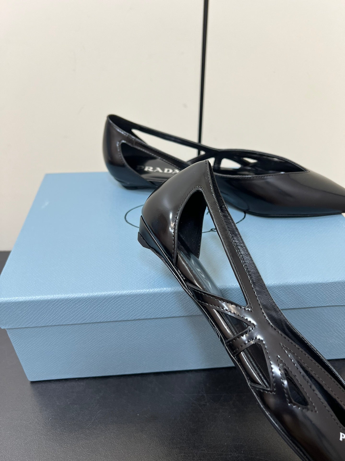 BRUSHED CUT-OUT BALLERINA FLAT IN BLACK CALFSKIN