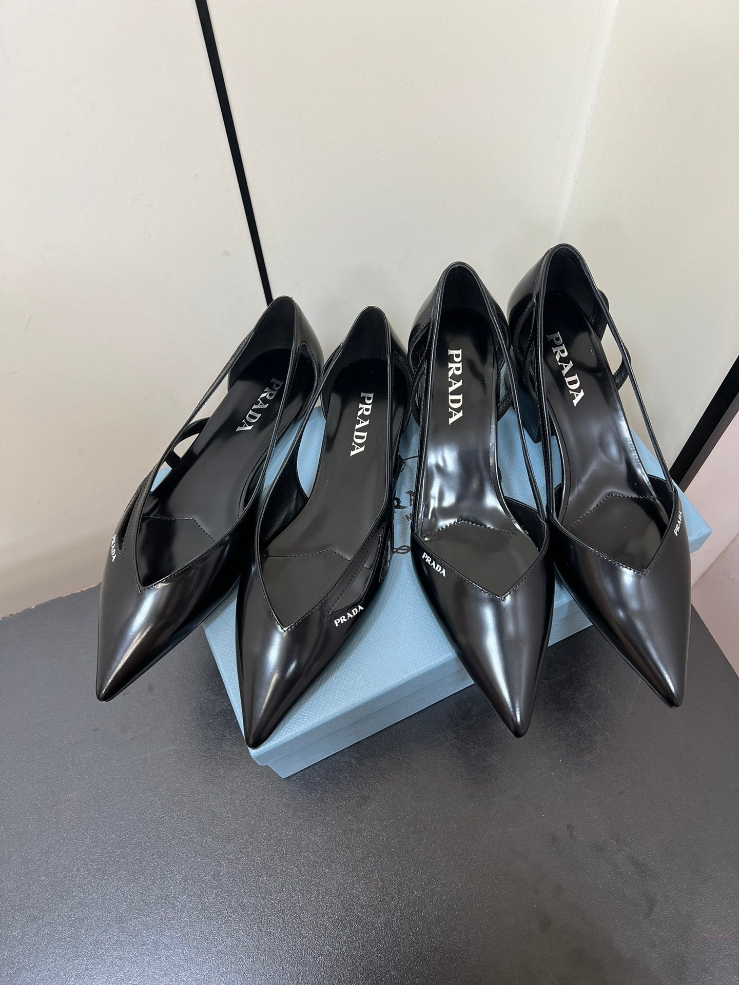 BRUSHED CUT-OUT BALLERINA FLAT IN BLACK CALFSKIN