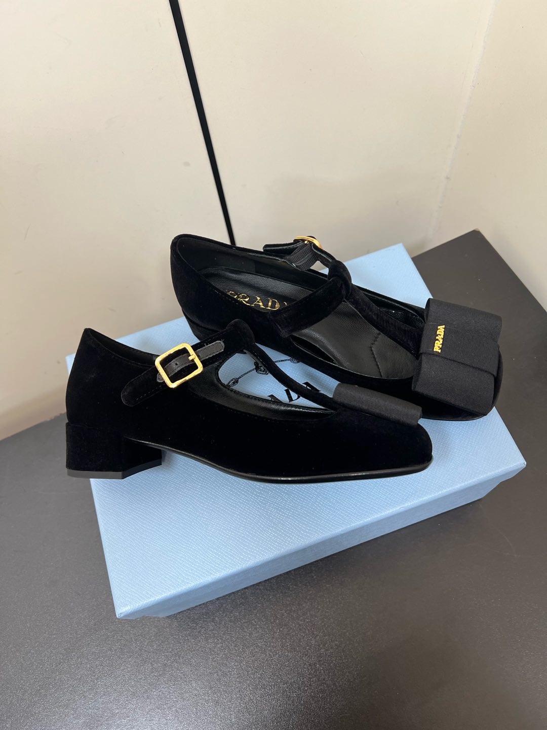 BOW MARY JANE PUMPS WITH T-STRAP IN BLACK VELVET