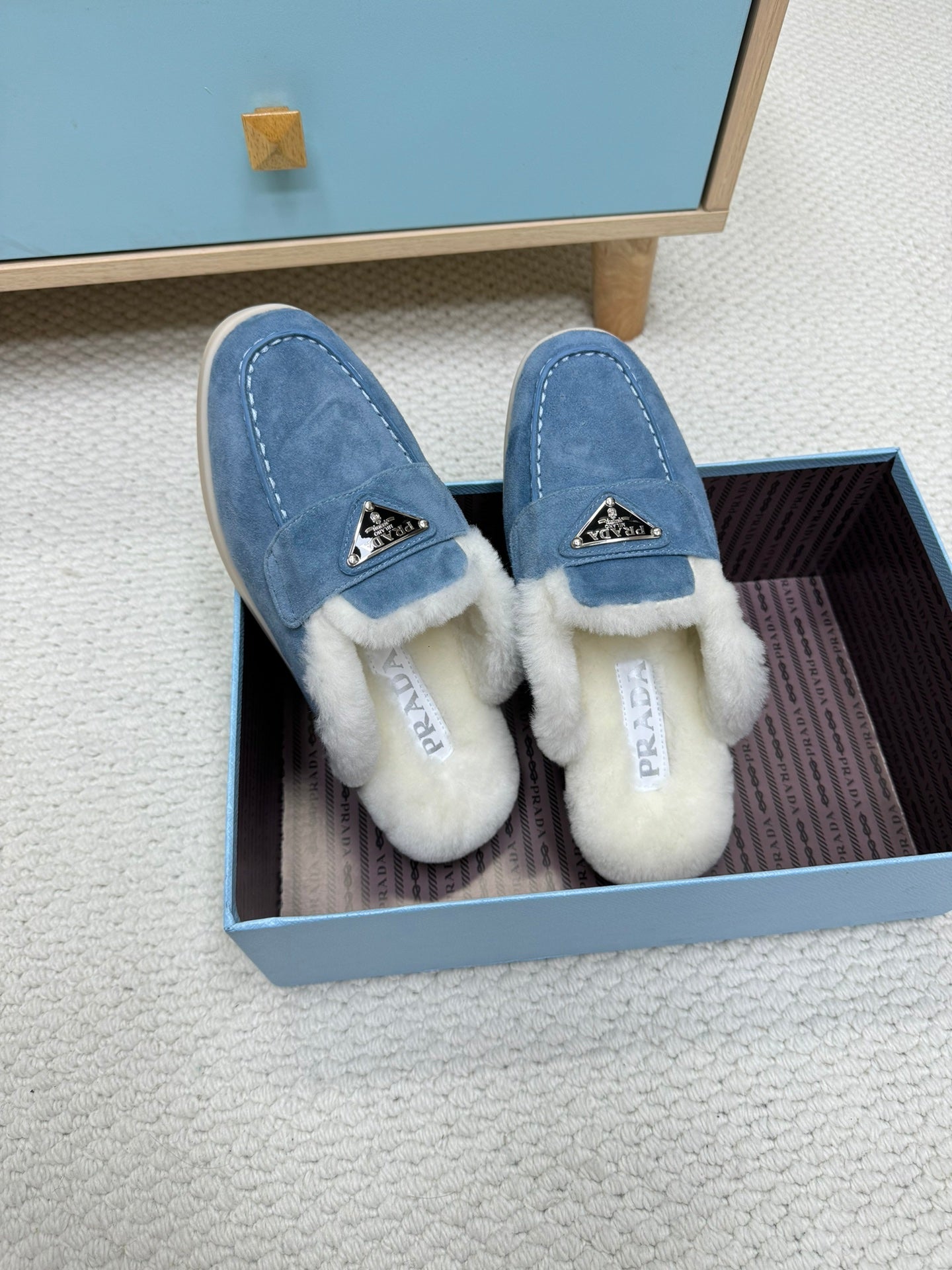 TRIANGLE LOGO FLATS IN AZURE BLUE SUEDE AND FUR LINING