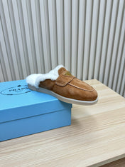 TRIANGLE LOGO FLATS IN CAMEL SUEDE AND FUR LINING