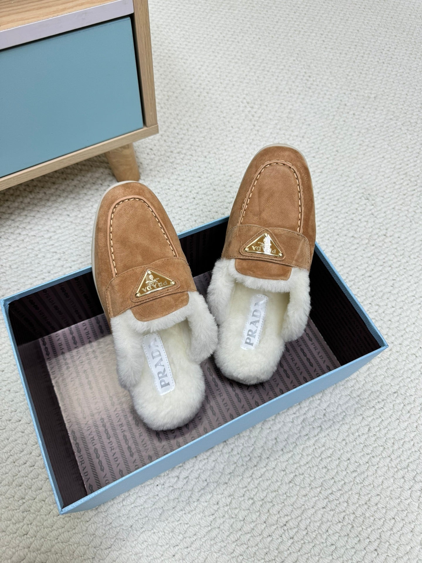 TRIANGLE LOGO FLATS IN CAMEL SUEDE AND FUR LINING