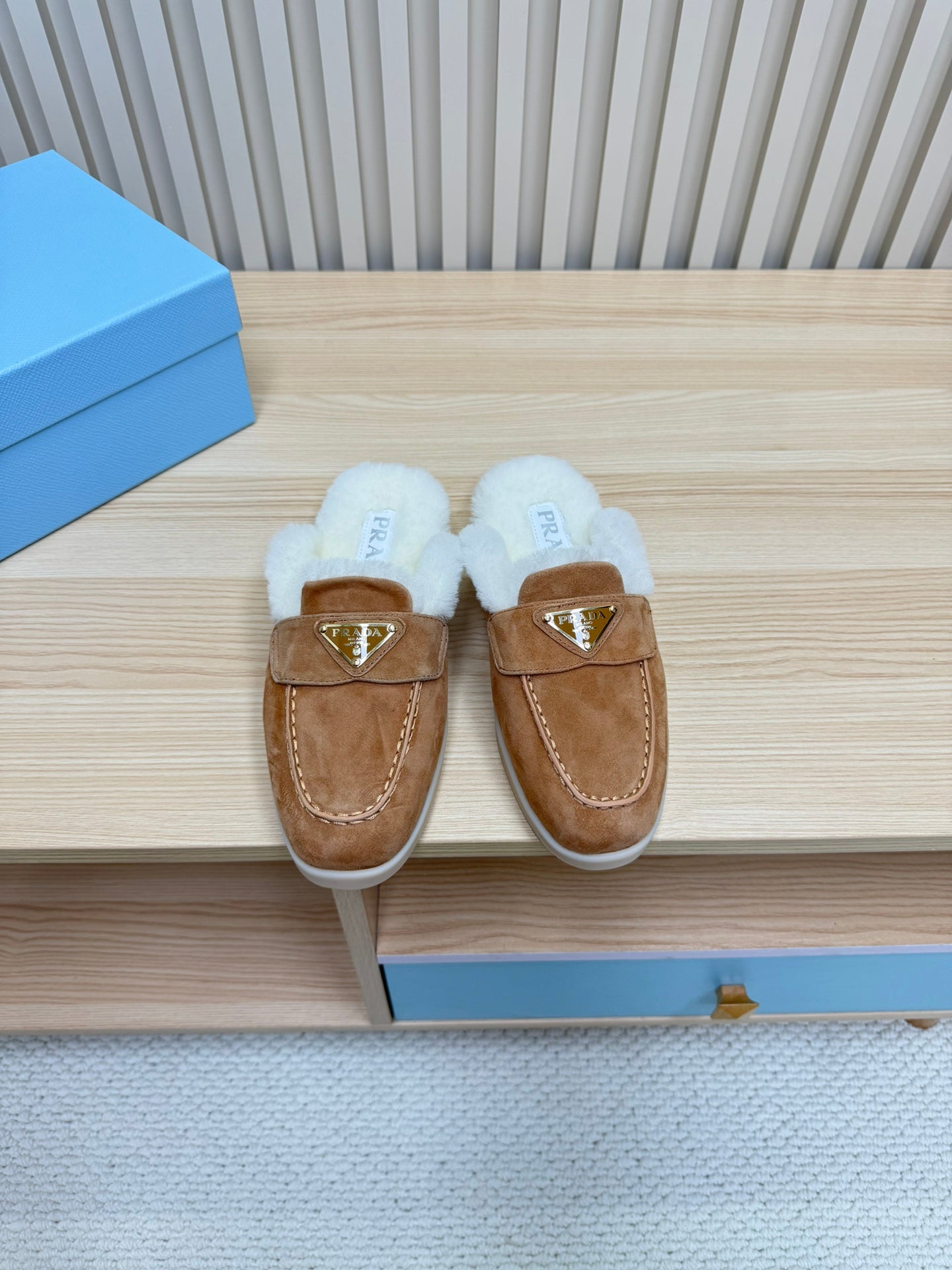 TRIANGLE LOGO FLATS IN CAMEL SUEDE AND FUR LINING