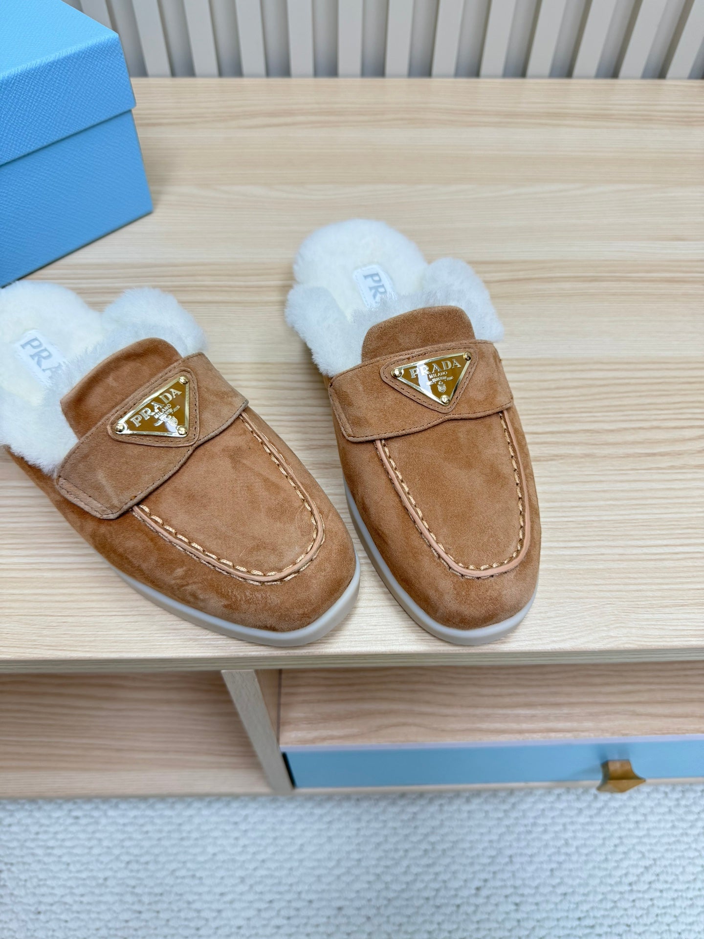 TRIANGLE LOGO FLATS IN CAMEL SUEDE AND FUR LINING